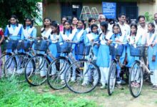 ठग्गांव स्कूल की 18 छात्राओं को मिली साइकिल, मंत्री ने कहा-गांवों की तस्वीर बदल रही है