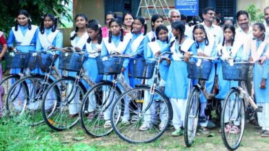 ठग्गांव स्कूल की 18 छात्राओं को मिली साइकिल, मंत्री ने कहा-गांवों की तस्वीर बदल रही है