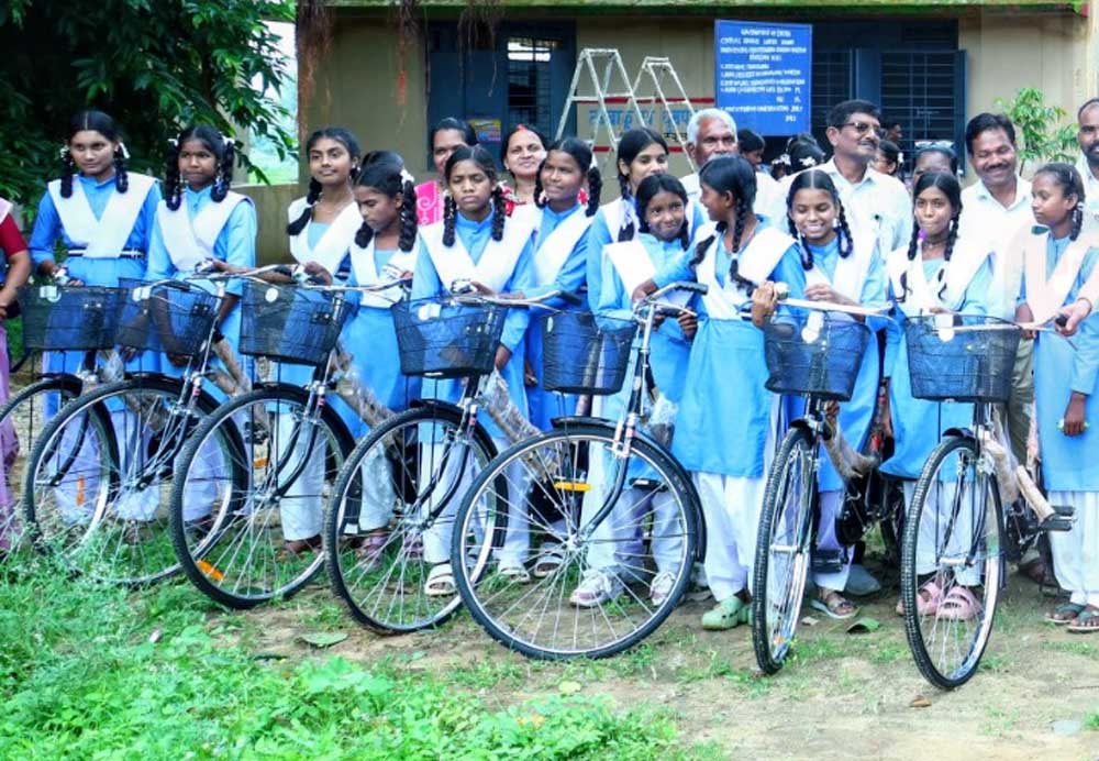 ठग्गांव स्कूल की 18 छात्राओं को मिली साइकिल, मंत्री ने कहा-गांवों की तस्वीर बदल रही है