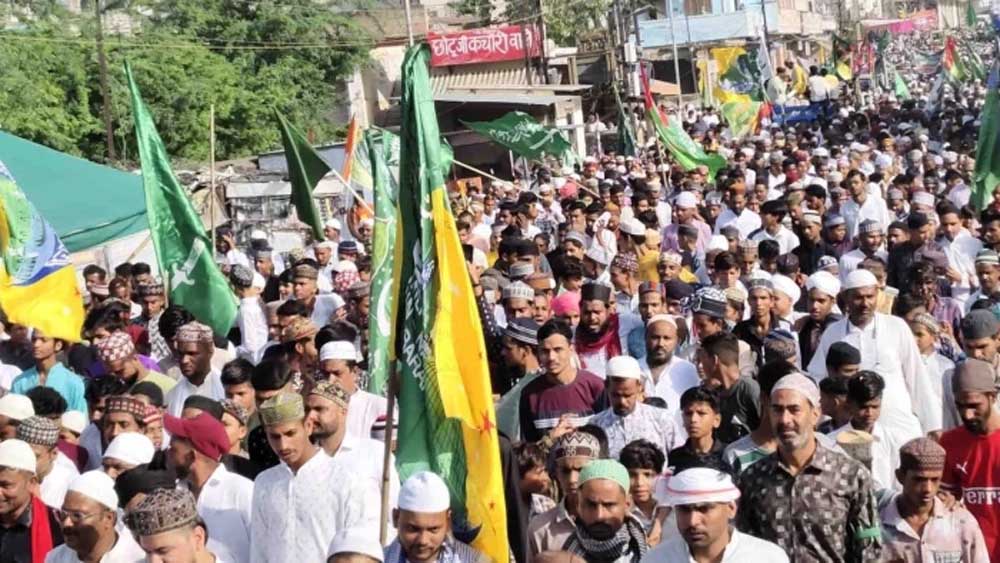 डीजे की तेज धमक से घरों में गिरे बर्तन, जुलूस में खुलेआम चली प्रतिबंधित कार्बाइड गन डीजे की तेज धमक से घरों में गिरे बर्तन, जुलूस में खुलेआम चली प्रतिबंधित कार्बाइड गन