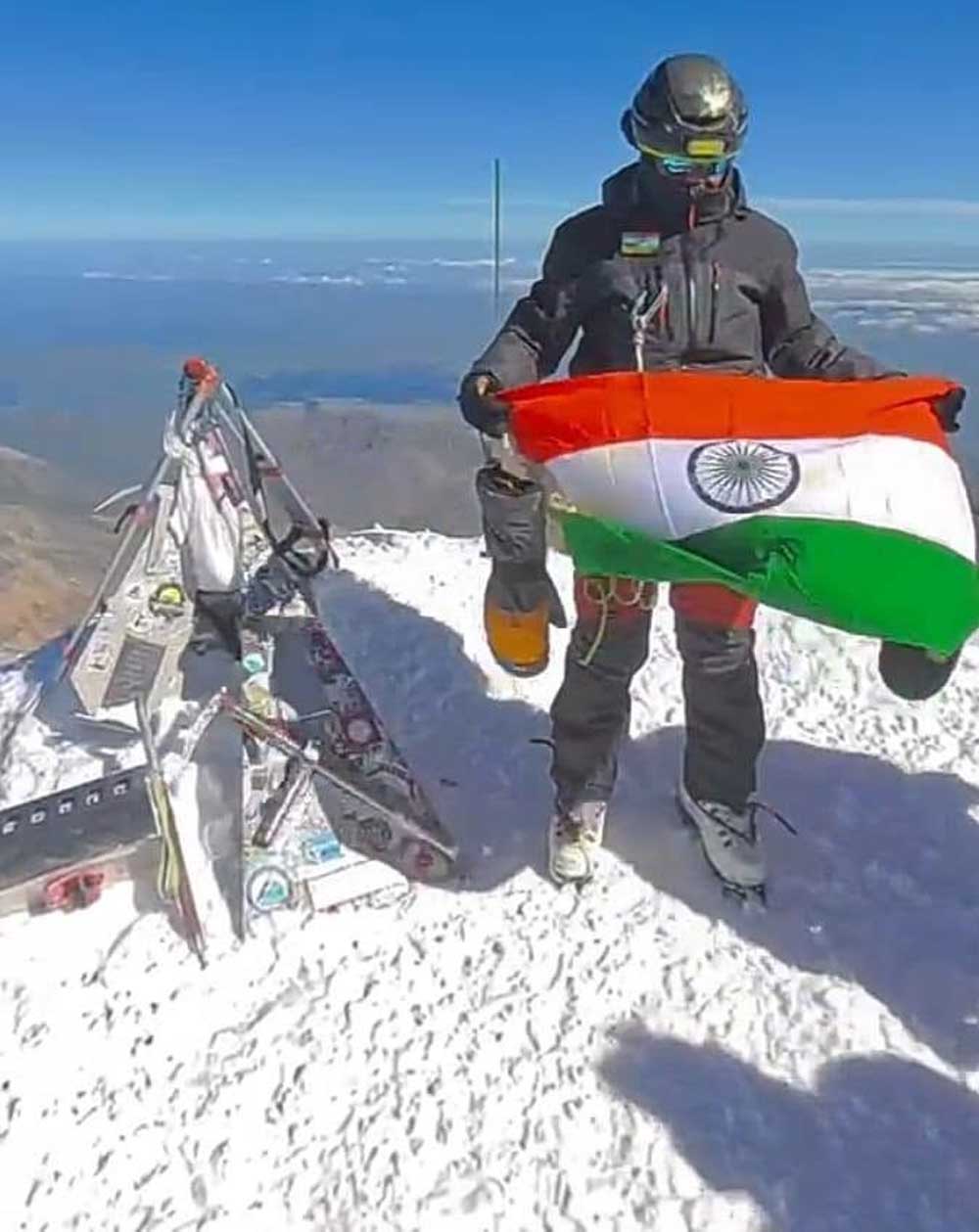 मध्यप्रदेश पुलिस की महिला आरक्षक वर्षा पटेल ने यूरोप की सर्वोच्च चोटी माउंट एल्ब्रुस पर फहराया तिरंगा मध्यप्रदेश पुलिस की महिला आरक्षक वर्षा पटेल ने यूरोप की सर्वोच्च चोटी माउंट एल्ब्रुस पर फहराया तिरंगा