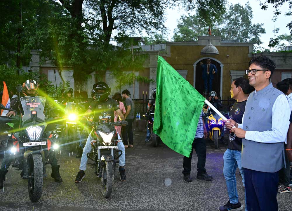 स्वतंत्रता दिवस की पूर्व संध्या पर रायगढ़ में निकला भव्य तिरंगा फ्लैग मार्च स्वतंत्रता दिवस की पूर्व संध्या पर रायगढ़ में निकला भव्य तिरंगा फ्लैग मार्च