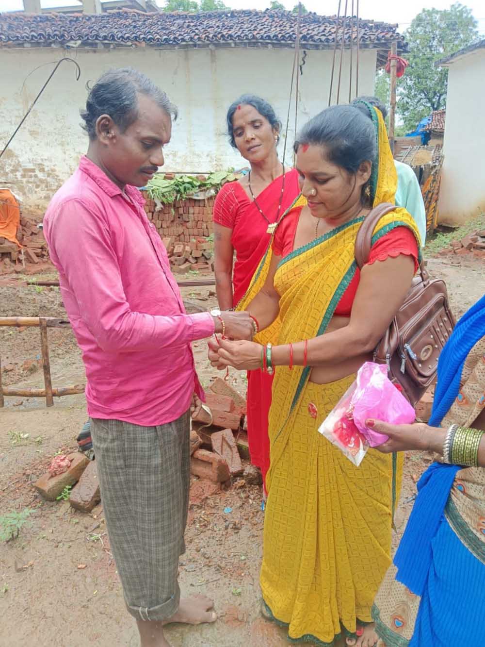 रक्षा सूत्र से बंधा ‘पक्के घर’ का संकल्प रक्षा सूत्र से बंधा ‘पक्के घर’ का संकल्प