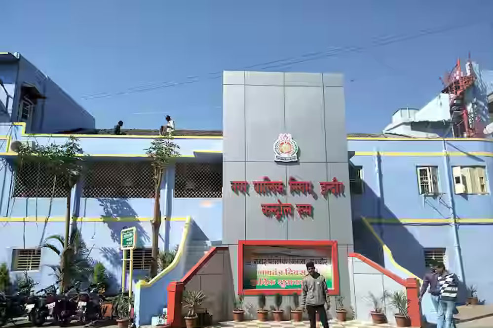 इंदौर में सरकारी जमीन पर कब्जाधारियों का खुलेगा संपत्तिकर खाता, टैक्स वसूली के प्रस्ताव पर मचा विवाद इंदौर में सरकारी जमीन पर कब्जाधारियों का खुलेगा संपत्तिकर खाता, टैक्स वसूली के प्रस्ताव पर मचा विवाद