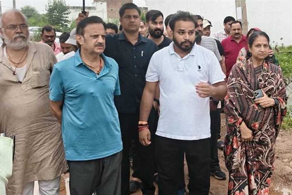 जलभराव प्रभावित क्षेत्रों में खुद पहुंचे उप मुख्यमंत्री  शुक्ल, 9 लोगों को कराया रेस्क्यू