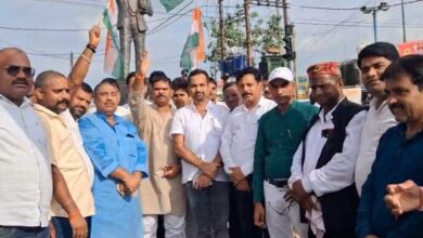 दतिया उपचुनाव में कांग्रेस की जीत पर सिंगरौली में जश्न, कार्यकर्ताओं ने बांटी मिठाई