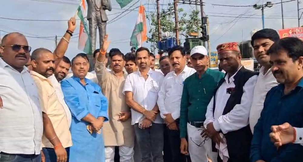 दतिया उपचुनाव में कांग्रेस की जीत पर सिंगरौली में जश्न, कार्यकर्ताओं ने बांटी मिठाई दतिया उपचुनाव में कांग्रेस की जीत पर सिंगरौली में जश्न, कार्यकर्ताओं ने बांटी मिठाई