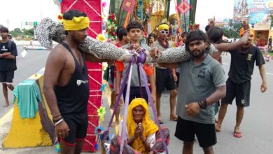 24 पोते बने दादी के श्रवण कुमार
