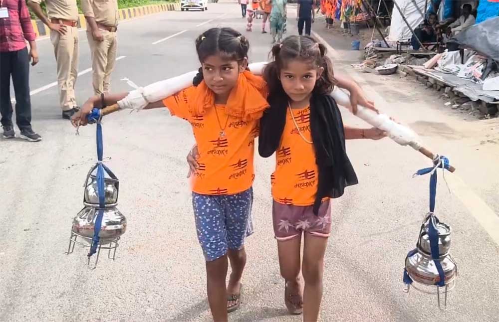 कंधों पर कांवड़, दिल में मम्मी-पापा की लंबी उम्र की चाह कंधों पर कांवड़, दिल में मम्मी-पापा की लंबी उम्र की चाह