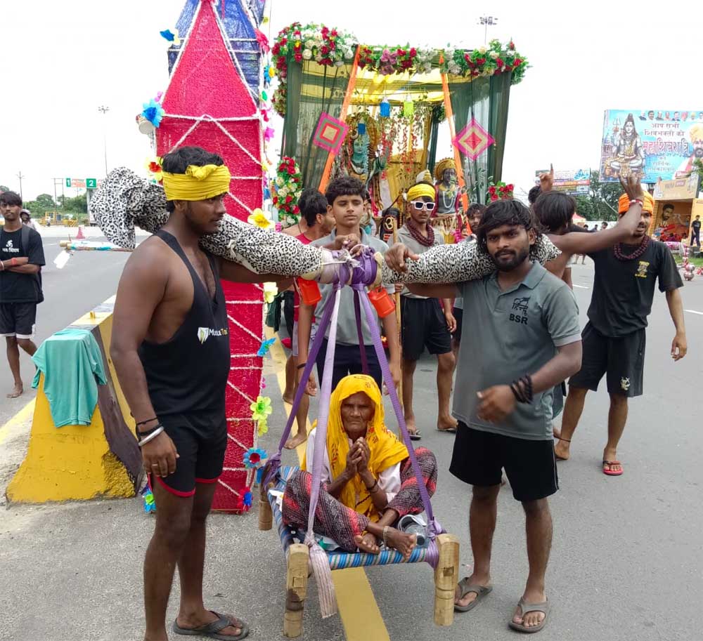 24 पोते बने दादी के श्रवण कुमार 24 पोते बने दादी के श्रवण कुमार