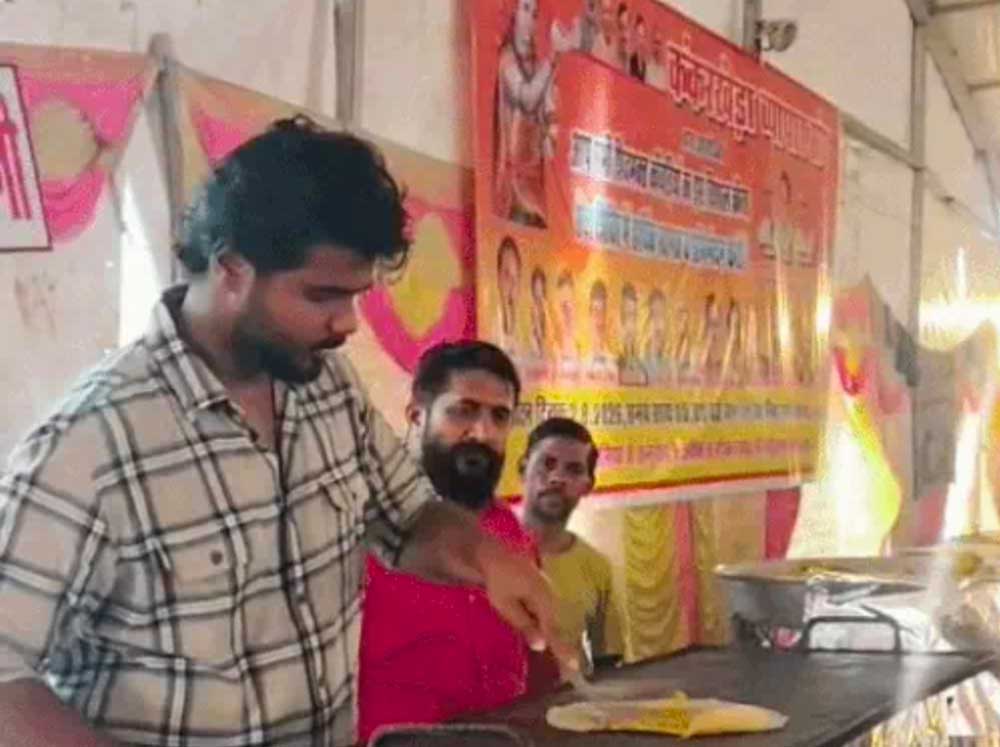 ‘अतिथि देवो भव’-कांवड़िया शिविरों में सात्विक व्यंजनों के साथ हाईटेक सेवा का संगम ‘अतिथि देवो भव’-कांवड़िया शिविरों में सात्विक व्यंजनों के साथ हाईटेक सेवा का संगम