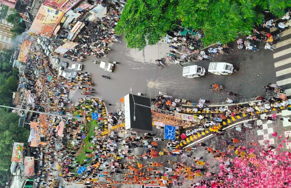 भव्य कांवड़यात्रा का आयोजन, राजकीय हेलीकॉप्टर से हुई पुष्पवर्षा
