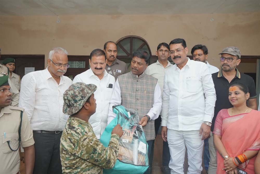 मानव-हाथी द्वंद्व कम करने में हाथी मित्र दल की भूमिका महत्वपूर्ण- वन मंत्री केदार कश्यप मानव-हाथी द्वंद्व कम करने में हाथी मित्र दल की भूमिका महत्वपूर्ण- वन मंत्री केदार कश्यप