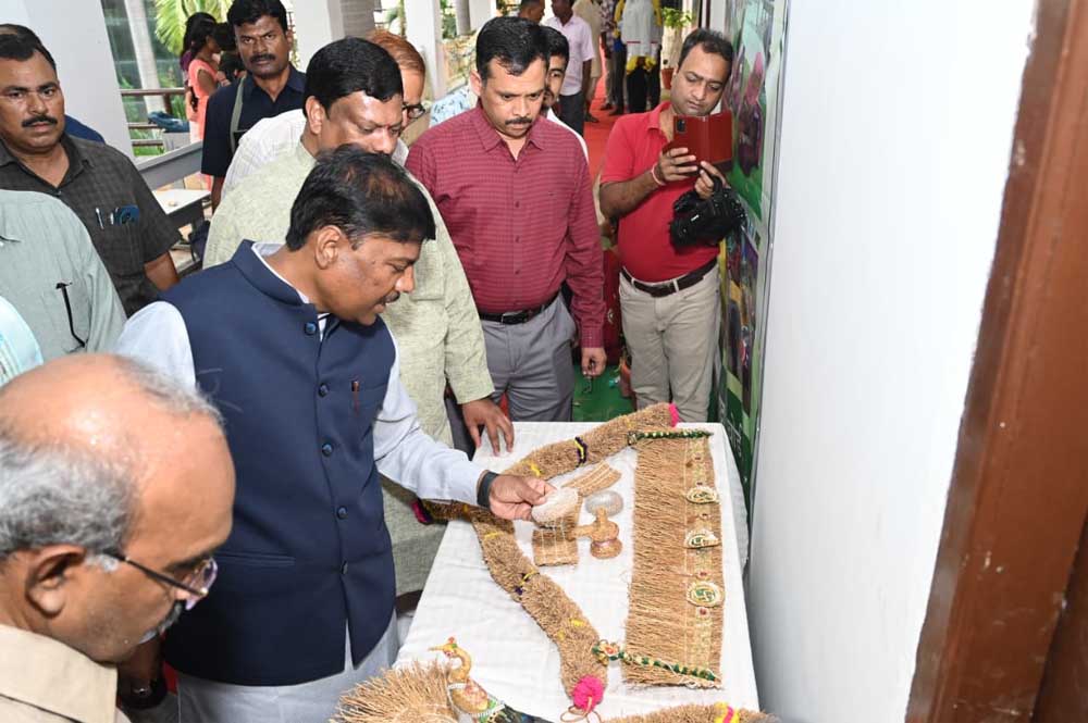 औषधि पौधों की खेती किसानों की आय बढ़ाने का प्रभावी माध्यम: वन मंत्री केदार कश्यप औषधि पौधों की खेती किसानों की आय बढ़ाने का प्रभावी माध्यम: वन मंत्री केदार कश्यप