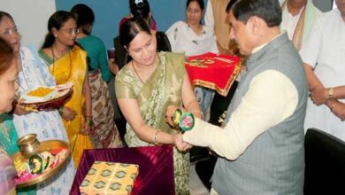 लाड़ली बहनों ने मुख्यमंत्री डॉ. यादव को बांधी स्नेह और विश्वास से भरी राखियां
