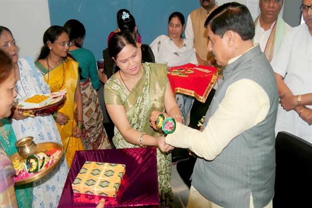 लाड़ली बहनों ने मुख्यमंत्री डॉ. यादव को बांधी स्नेह और विश्वास से भरी राखियां लाड़ली बहनों ने मुख्यमंत्री डॉ. यादव को बांधी स्नेह और विश्वास से भरी राखियां