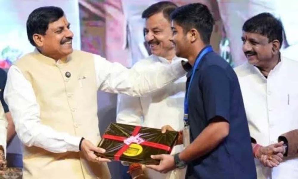 प्रदेश के लगभग 1 लाख 22 हजार विद्यार्थियों को लैपटॉप खरीदने के लिए मिलेंगे 25-25 हजार रुपये प्रदेश के लगभग 1 लाख 22 हजार विद्यार्थियों को लैपटॉप खरीदने के लिए मिलेंगे 25-25 हजार रुपये