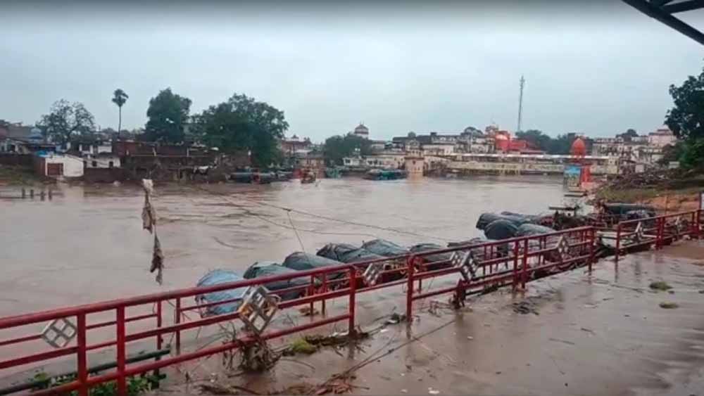 चित्रकूट में बाढ़ के बाद फिर बारिश का कहर, नेशनल हाईवे का हिस्सा धंसा