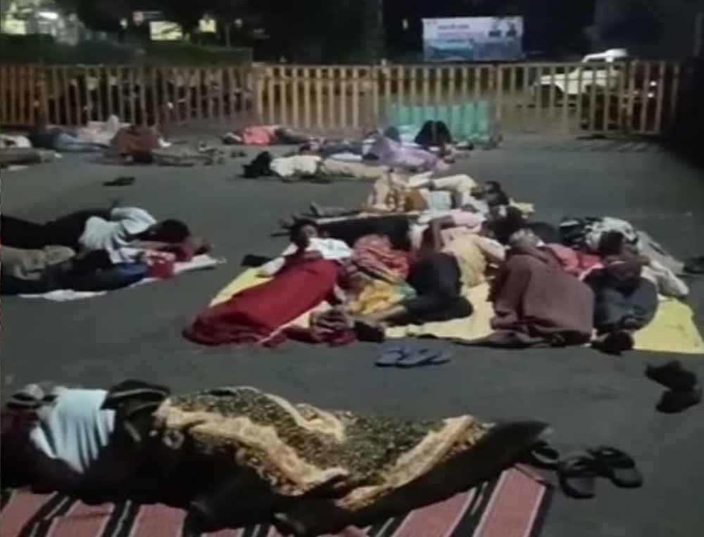 बदनावर-टिमरवानी फोरलेन मुआवजे को लेकर किसानों का प्रदर्शन, खुले आसमान के नीचे गुजारी रात बदनावर-टिमरवानी फोरलेन मुआवजे को लेकर किसानों का प्रदर्शन, खुले आसमान के नीचे गुजारी रात
