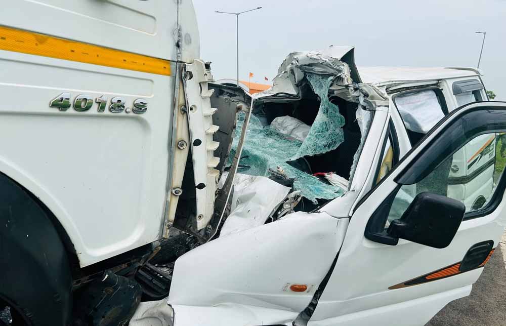 धार में दर्दनाक सड़क हादसा, गुजरात के युवकों की वैन को ट्रॉले ने मारी टक्कर; 6 की मौत धार में दर्दनाक सड़क हादसा, गुजरात के युवकों की वैन को ट्रॉले ने मारी टक्कर; 6 की मौत
