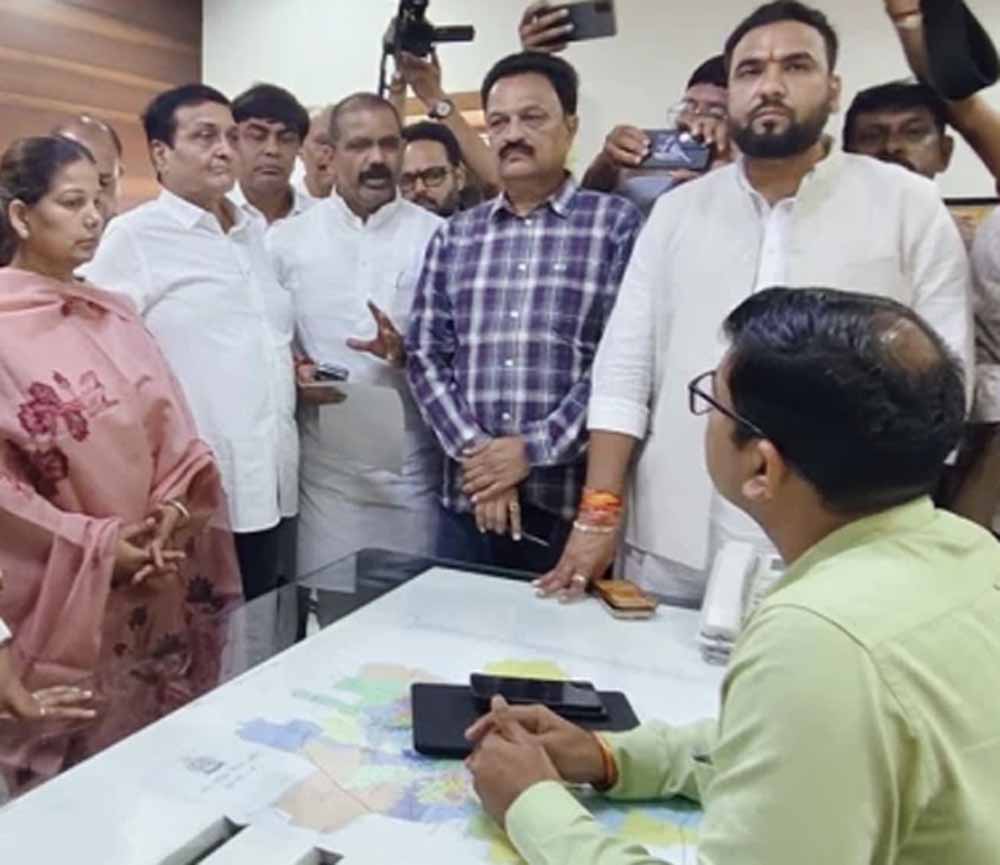 राहुल गांधी के इंदौर कार्यक्रम की तैयारी तेज, नगर निगम से अनुमति लेने पहुंचे कांग्रेस नेता राहुल गांधी के इंदौर कार्यक्रम की तैयारी तेज, नगर निगम से अनुमति लेने पहुंचे कांग्रेस नेता