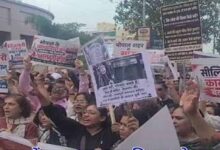 भोपाल में सीलिंग कार्रवाई से भड़के व्यापारी, बैनर-पोस्टर लेकर सड़क पर उतरे