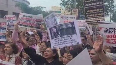 भोपाल में सीलिंग कार्रवाई से भड़के व्यापारी, बैनर-पोस्टर लेकर सड़क पर उतरे