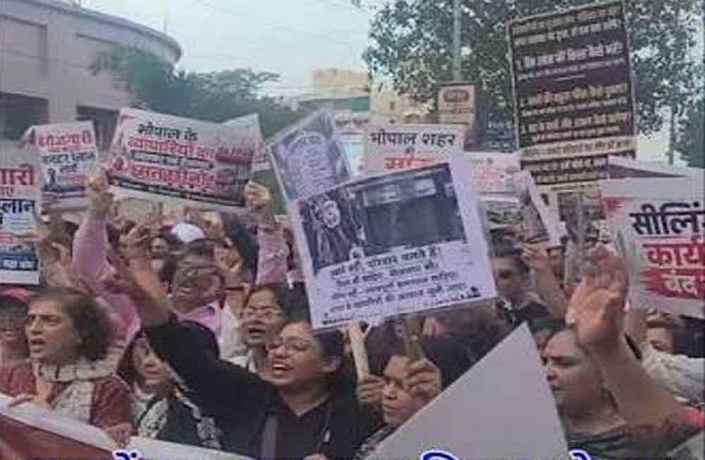 भोपाल में सीलिंग कार्रवाई से भड़के व्यापारी, बैनर-पोस्टर लेकर सड़क पर उतरे
