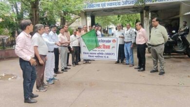 विश्व मच्छर दिवस पर सीएमएचओ ने रैली को हरी झंडी दिखाकर किया रवाना।