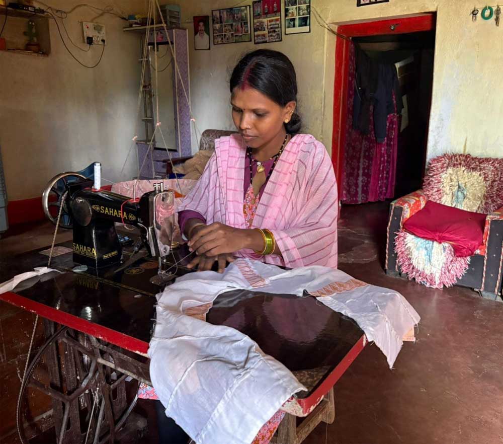 महतारी वंदन योजना से मिली आर्थिक संबल की ताकत, बचत से खरीदी सिलाई मशीन