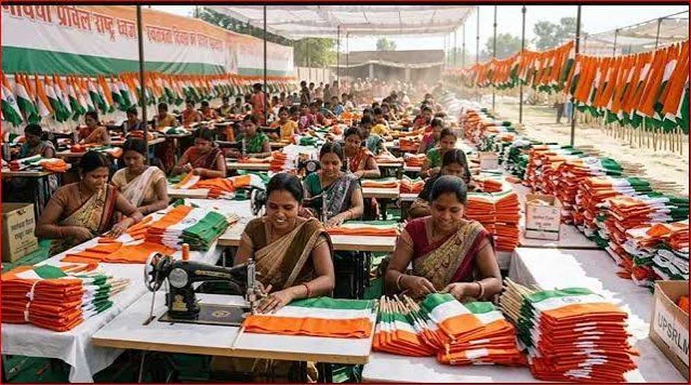 आजादी के रंग से संवर रही 30 हजार महिलाओं की जिंदगी, हर घर के लिए बना रहीं तिरंगा आजादी के रंग से संवर रही 30 हजार महिलाओं की जिंदगी, हर घर के लिए बना रहीं तिरंगा