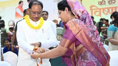 राखी बंधवाकर भावुक हुए मुख्यमंत्री  साय