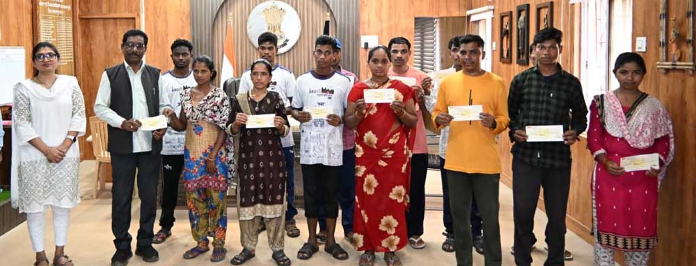 बंदूक छोड़ आत्मसम्मान का रास्ता बंदूक छोड़ आत्मसम्मान का रास्ता