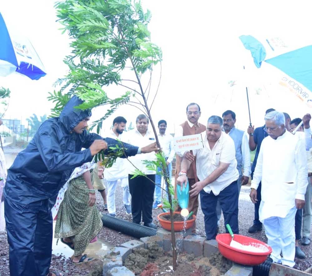 ‘एक पेड़ माँ के नाम’ अभियान से पर्यावरण संरक्षण का संदेश, मंत्री राजेश अग्रवाल ने किया वृक्षारोपण ‘एक पेड़ माँ के नाम’ अभियान से पर्यावरण संरक्षण का संदेश, मंत्री राजेश अग्रवाल ने किया वृक्षारोपण