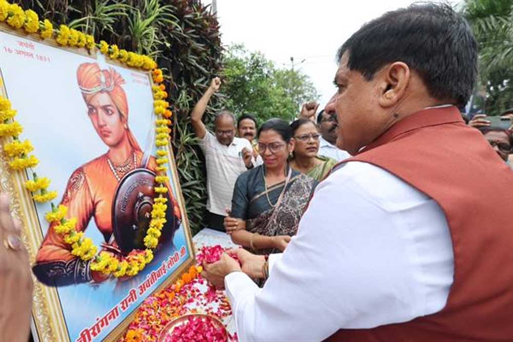 मुख्यमंत्री डॉ. यादव ने वीरांगना रानी अवंती बाई लोधी की प्रतिमा पर अर्पित की पुष्पांजलि मुख्यमंत्री डॉ. यादव ने वीरांगना रानी अवंती बाई लोधी की प्रतिमा पर अर्पित की पुष्पांजलि