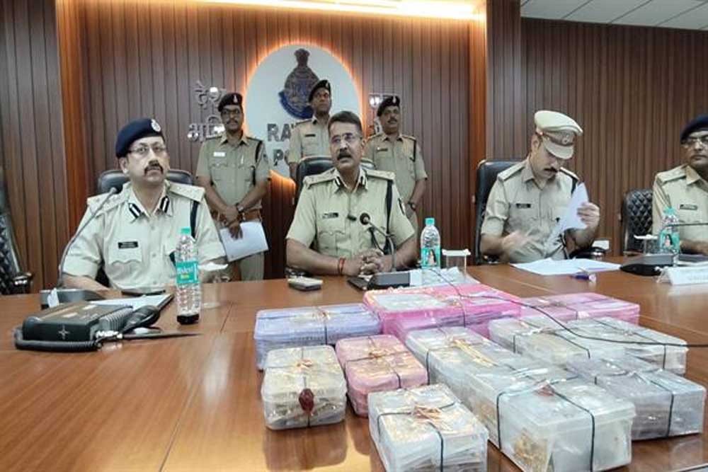 रतलाम में सराफा व्यापारी से करोड़ों की लूट का पुलिस ने 48 घंटे में किया खुलासा रतलाम में सराफा व्यापारी से करोड़ों की लूट का पुलिस ने 48 घंटे में किया खुलासा