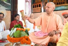 सावन के दूसरे सोमवार सीएम योगी ने किया रुद्राभिषेक