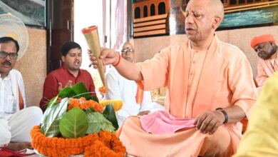 सावन के दूसरे सोमवार सीएम योगी ने किया रुद्राभिषेक