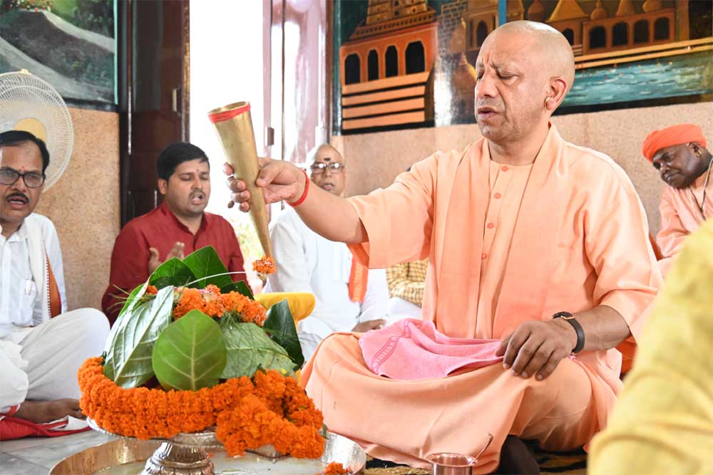 सावन के दूसरे सोमवार सीएम योगी ने किया रुद्राभिषेक सावन के दूसरे सोमवार सीएम योगी ने किया रुद्राभिषेक