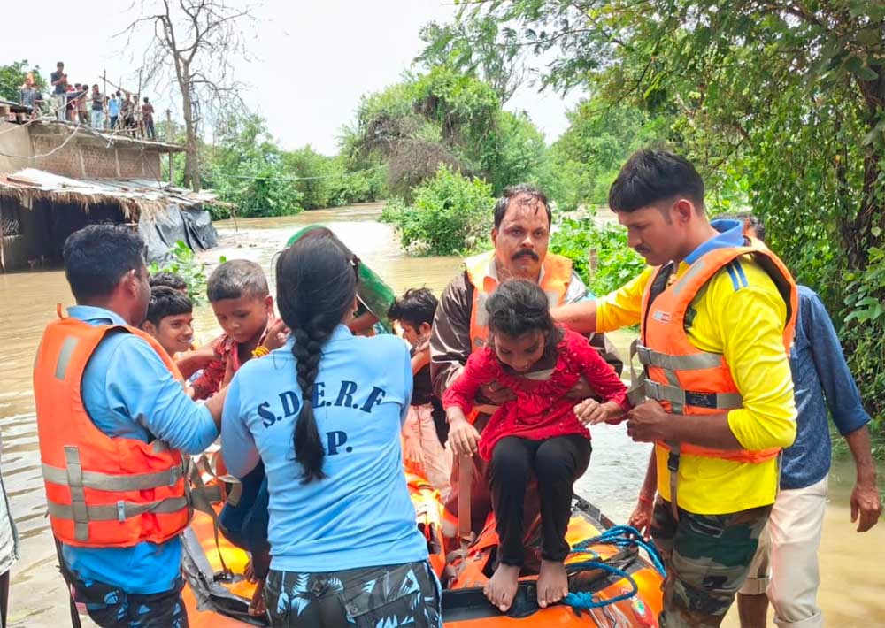 बारिश और बाढ़ के बीच मध्यप्रदेश पुलिस का रेस्क्यू ऑपरेशन—SDERF एवं होमगार्ड्स ने बचाईं 98 जिंदगियां बारिश और बाढ़ के बीच मध्यप्रदेश पुलिस का रेस्क्यू ऑपरेशन—SDERF एवं होमगार्ड्स ने बचाईं 98 जिंदगियां