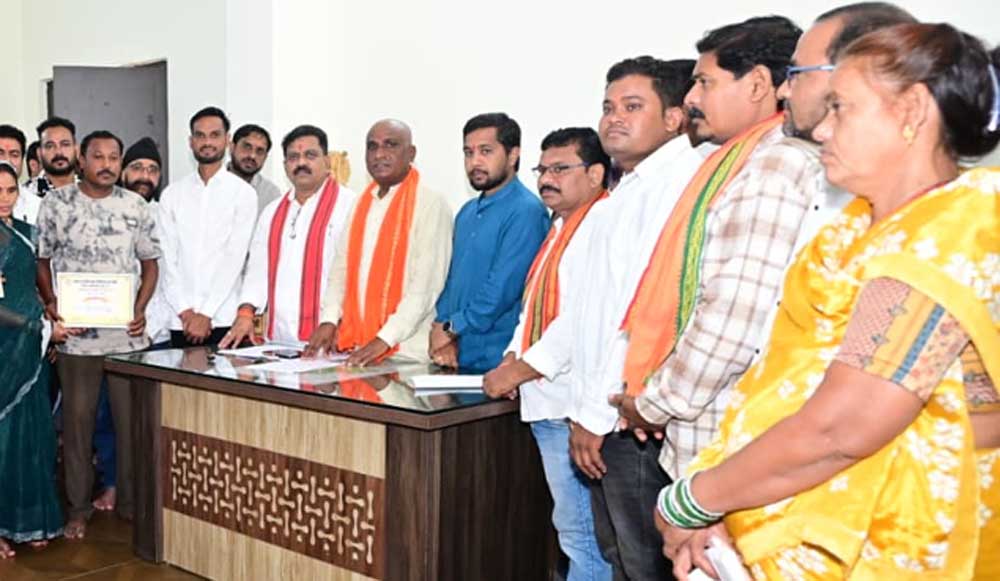 उप मुख्यमंत्री विजय शर्मा ने कवर्धा के हितग्राहियों को सौंपे पीएम आवास योजना शहरी 2.0 के स्वीकृति पत्र उप मुख्यमंत्री विजय शर्मा ने कवर्धा के हितग्राहियों को सौंपे पीएम आवास योजना शहरी 2.0 के स्वीकृति पत्र