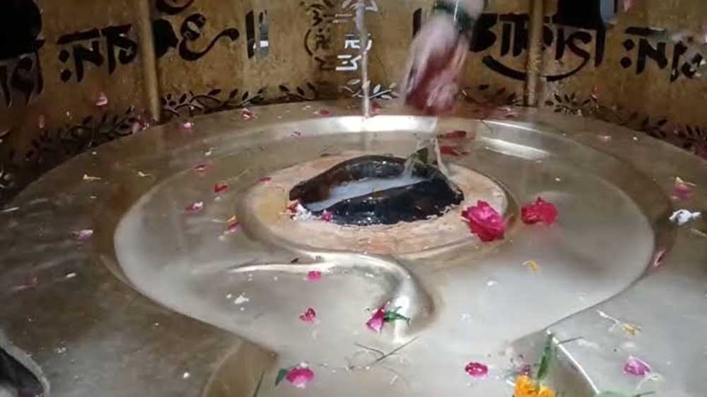 हर हर महादेव से गूंजे शिवालय, सावन के सोमवार पर आस्था का समुद्र हर हर महादेव से गूंजे शिवालय, सावन के सोमवार पर आस्था का समुद्र
