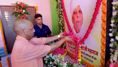 अयोध्या पहुंचे सीएम योगी, ब्रह्मलीन महंत परमहंस रामचंद्र दास महाराज की पुण्यतिथि पर अर्पित की श्रद्धांजलि अयोध्या पहुंचे सीएम योगी, ब्रह्मलीन महंत परमहंस रामचंद्र दास महाराज की पुण्यतिथि पर अर्पित की श्रद्धांजलि