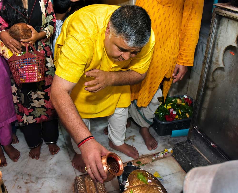 श्रावण के प्रथम सोमवार पर कैबिनेट मंत्री राजेश अग्रवाल ने लखनपुर शिव मंदिर में विधि-विधान से किया जलाभिषेक, प्रदेशवासियों के सुख, शांति, समृद्धि और खुशहाली की कामना श्रावण के प्रथम सोमवार पर कैबिनेट मंत्री राजेश अग्रवाल ने लखनपुर शिव मंदिर में विधि-विधान से किया जलाभिषेक, प्रदेशवासियों के सुख, शांति, समृद्धि और खुशहाली की कामना