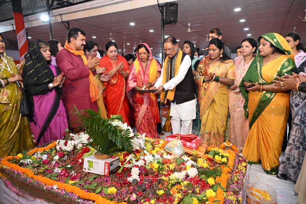 मुख्यमंत्री विष्णुदेव साय ने पवित्र श्रावण मास में अपने निवास में किया रुद्राभिषेक मुख्यमंत्री विष्णुदेव साय ने पवित्र श्रावण मास में अपने निवास में किया रुद्राभिषेक