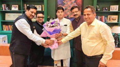 केंद्रीय संचार मंत्री ज्योतिरादित्य सिंधिया से चेम्बर पदाधिकारियों ने की सौजन्य भेंट, विभिन्न महत्वपूर्ण विषयों पर किया आग्रह केंद्रीय संचार मंत्री ज्योतिरादित्य सिंधिया से चेम्बर पदाधिकारियों ने की सौजन्य भेंट, विभिन्न महत्वपूर्ण विषयों पर किया आग्रह