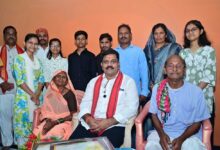 तीन बहनों ने एक साथ पास की नीट परीक्षा, उप मुख्यमंत्री  विजय शर्मा ने घर पहुंचकर दी बधाई