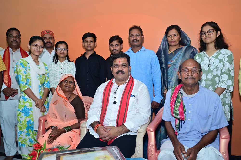 तीन बहनों ने एक साथ पास की नीट परीक्षा, उप मुख्यमंत्री विजय शर्मा ने घर पहुंचकर दी बधाई तीन बहनों ने एक साथ पास की नीट परीक्षा, उप मुख्यमंत्री विजय शर्मा ने घर पहुंचकर दी बधाई