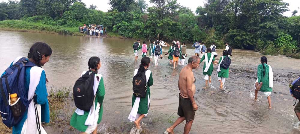 भविष्य बनाने की चाह में बढ़े पानी के बीच से नदी पार कर पढ़ने जाने को मजबूर छात्र भविष्य बनाने की चाह में बढ़े पानी के बीच से नदी पार कर पढ़ने जाने को मजबूर छात्र