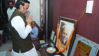 उपमुख्यमंत्री राजेंद्र शुक्ल ने स्व. पारस जैन के निवास पहुंचकर परिजनों से की भेंट, व्यक्त की शोक संवेदना उपमुख्यमंत्री राजेंद्र शुक्ल ने स्व. पारस जैन के निवास पहुंचकर परिजनों से की भेंट, व्यक्त की शोक संवेदना